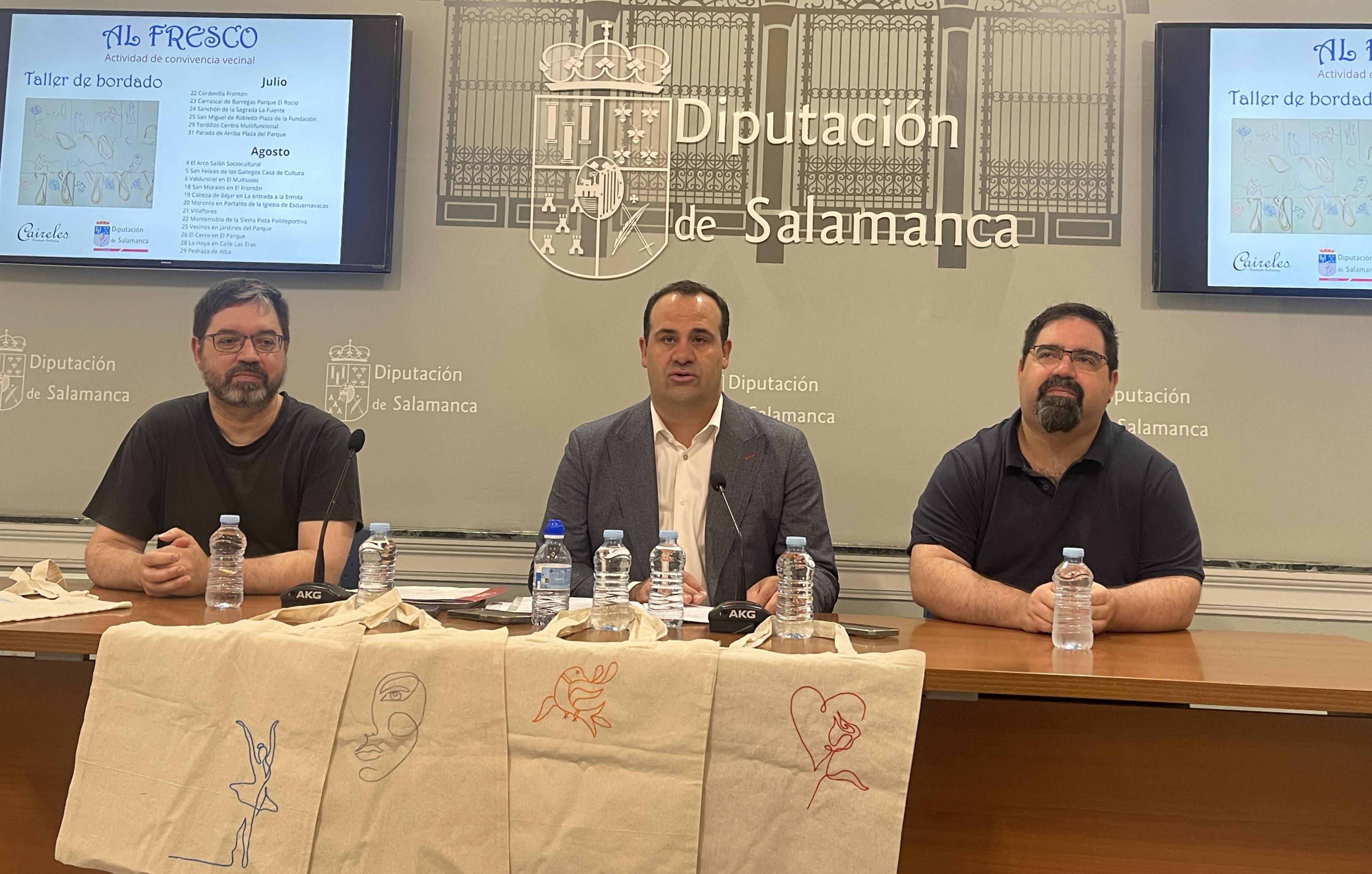 El diputado de Cultura, David Mingo, y representantes de la entidad colaboradora Caireles durante la presentación.