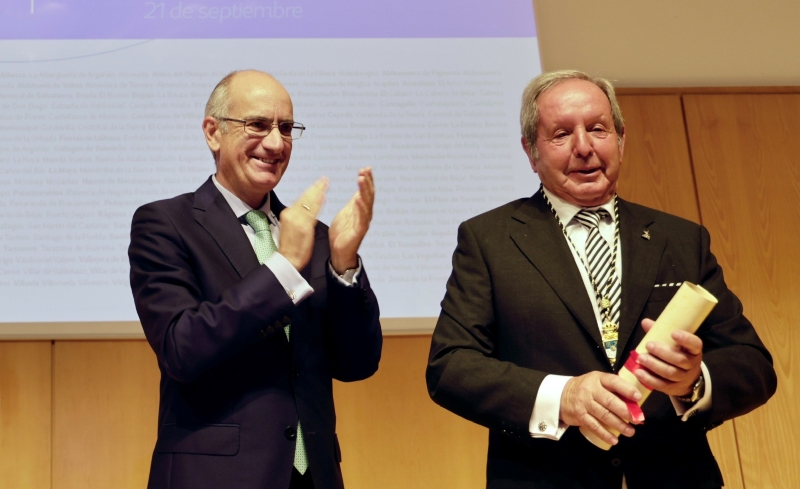 El presidente de la Diputación, Javier Iglesias, y el presidente del Bolsín Taurino, Andrés Sevillano. 