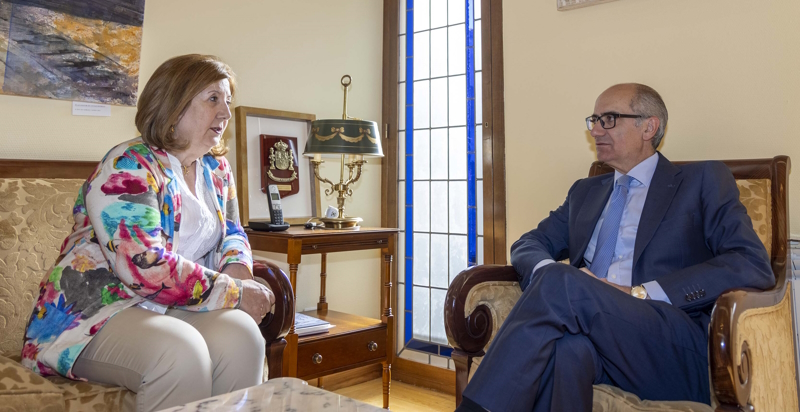 El presidente de la Diputación de Salamanca, Javier Iglesias y la subdelegada del Gobierno de España en Salamanca, Rosa López. El presidente de la Diputación de Salamanca, Javier Iglesias y la subdelegada del Gobierno de España en Salamanca, Rosa López.
