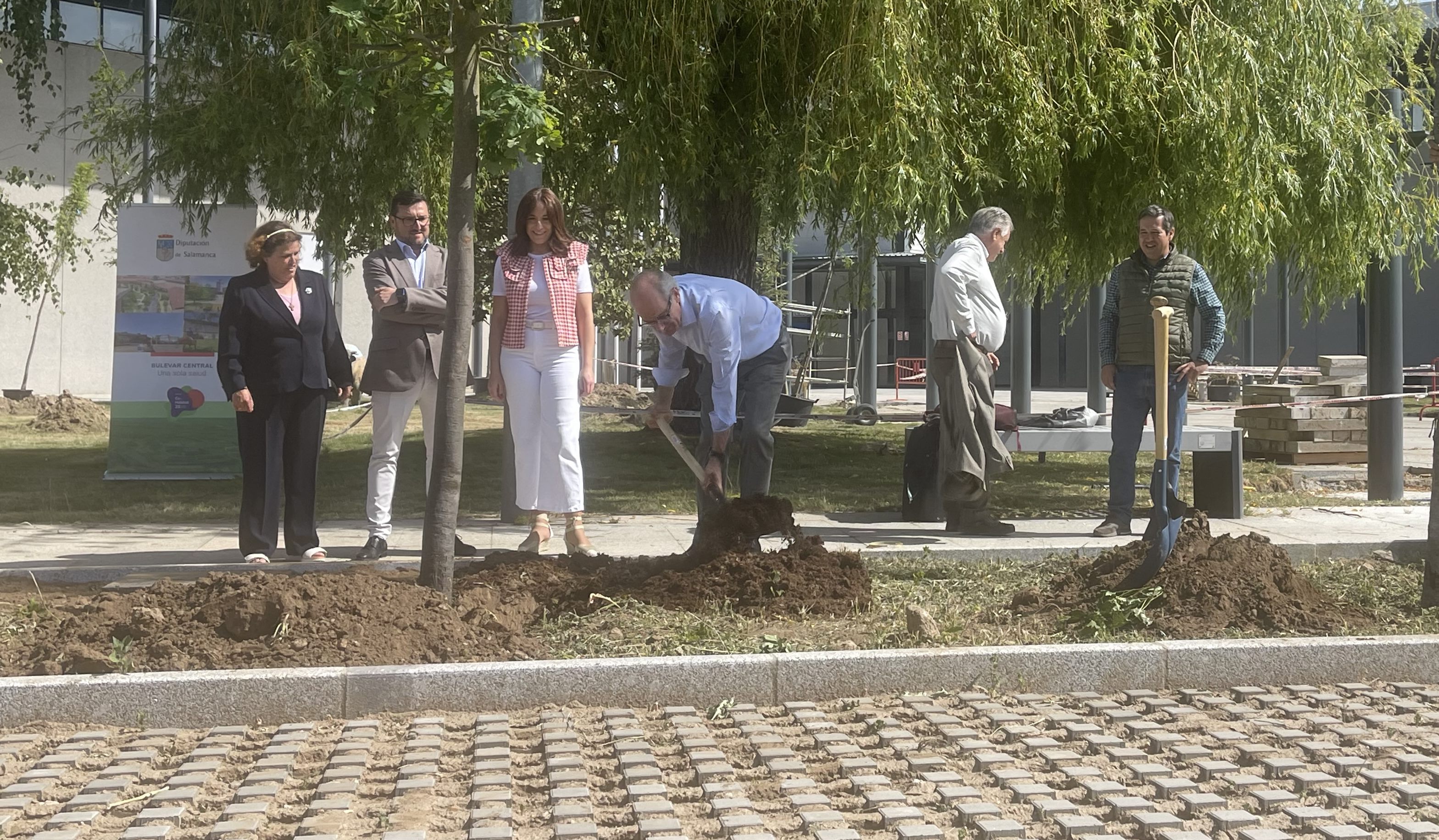 El presidente de la Diputación de Salamanca, Javier Iglesias, durante la plantación simbólica de árboles en el Recinto Ferial.