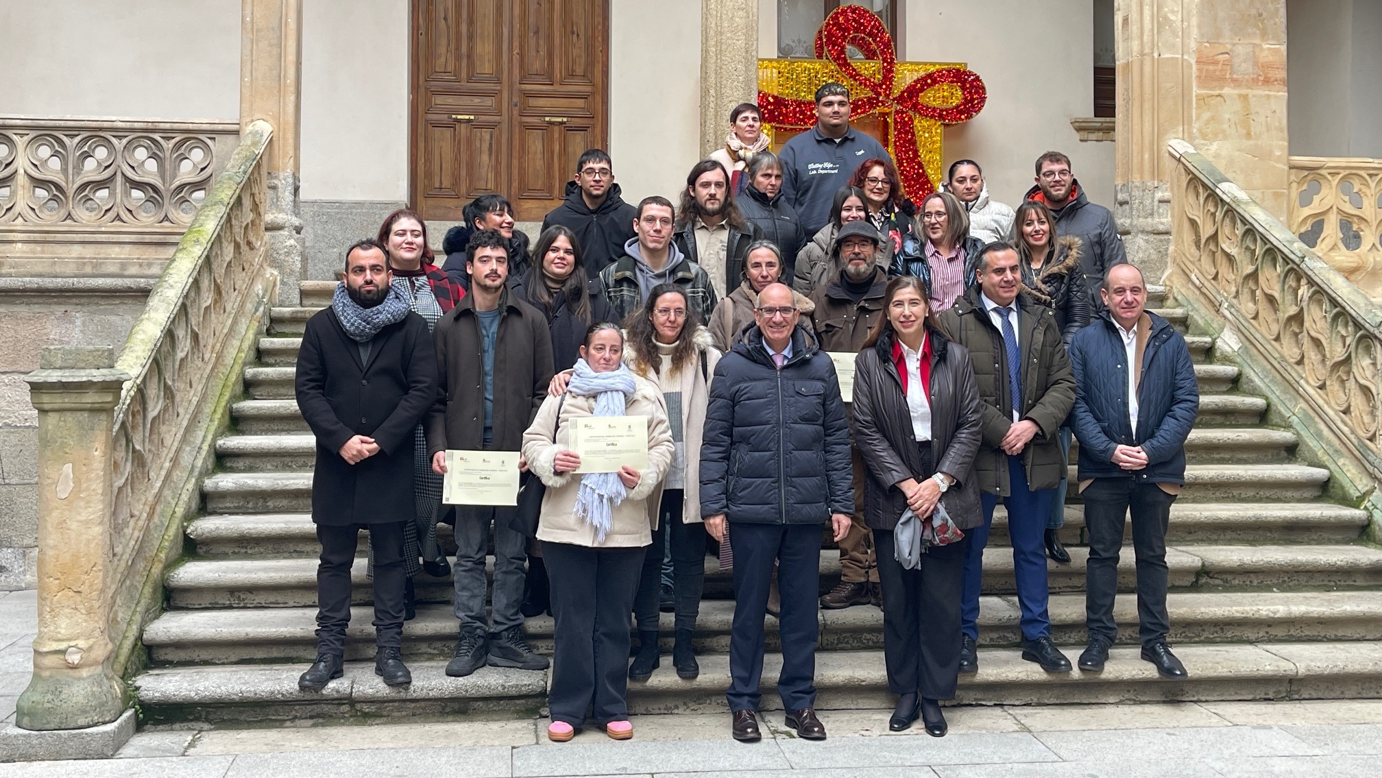 Foto de familia de autoridades, profesores y alumnos participantes.