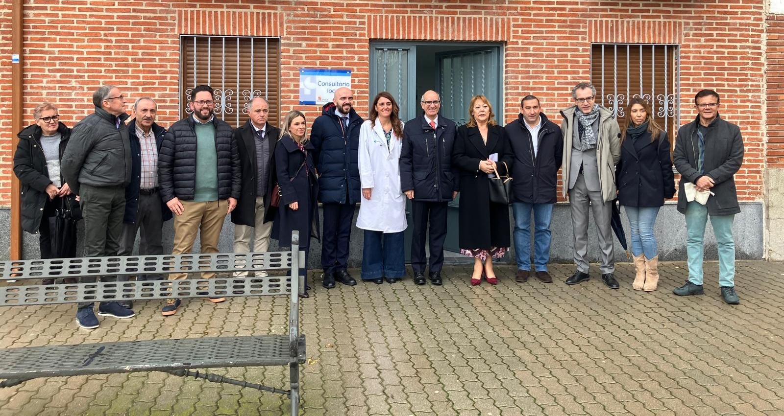 Autoridades durante la visita a las nuevas instalaciones del consultorio médico.