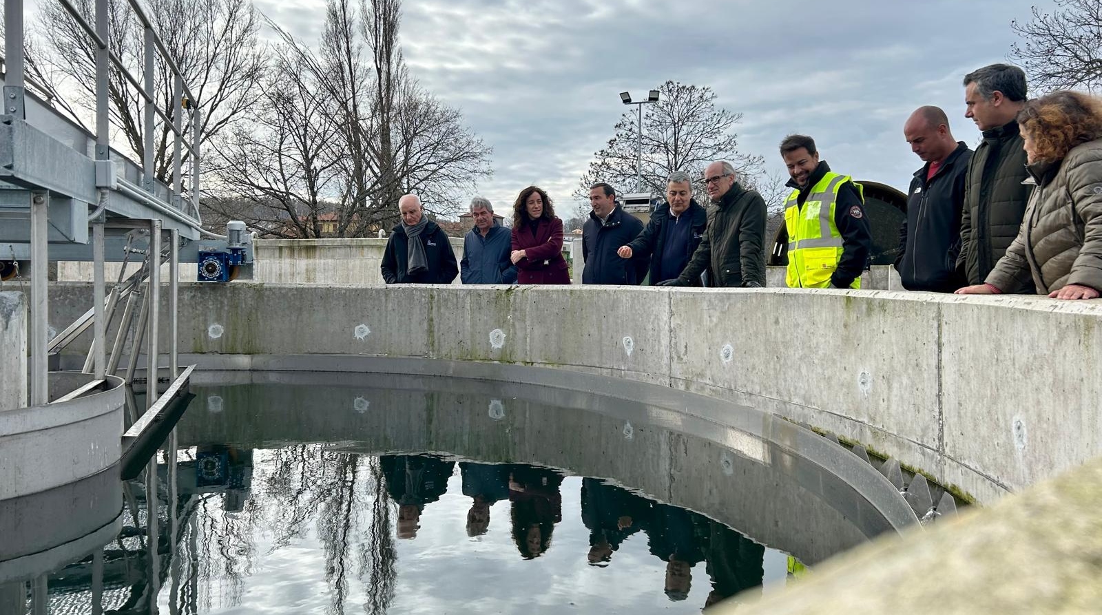 Foto de autoridades durante la visita a la depuradora.