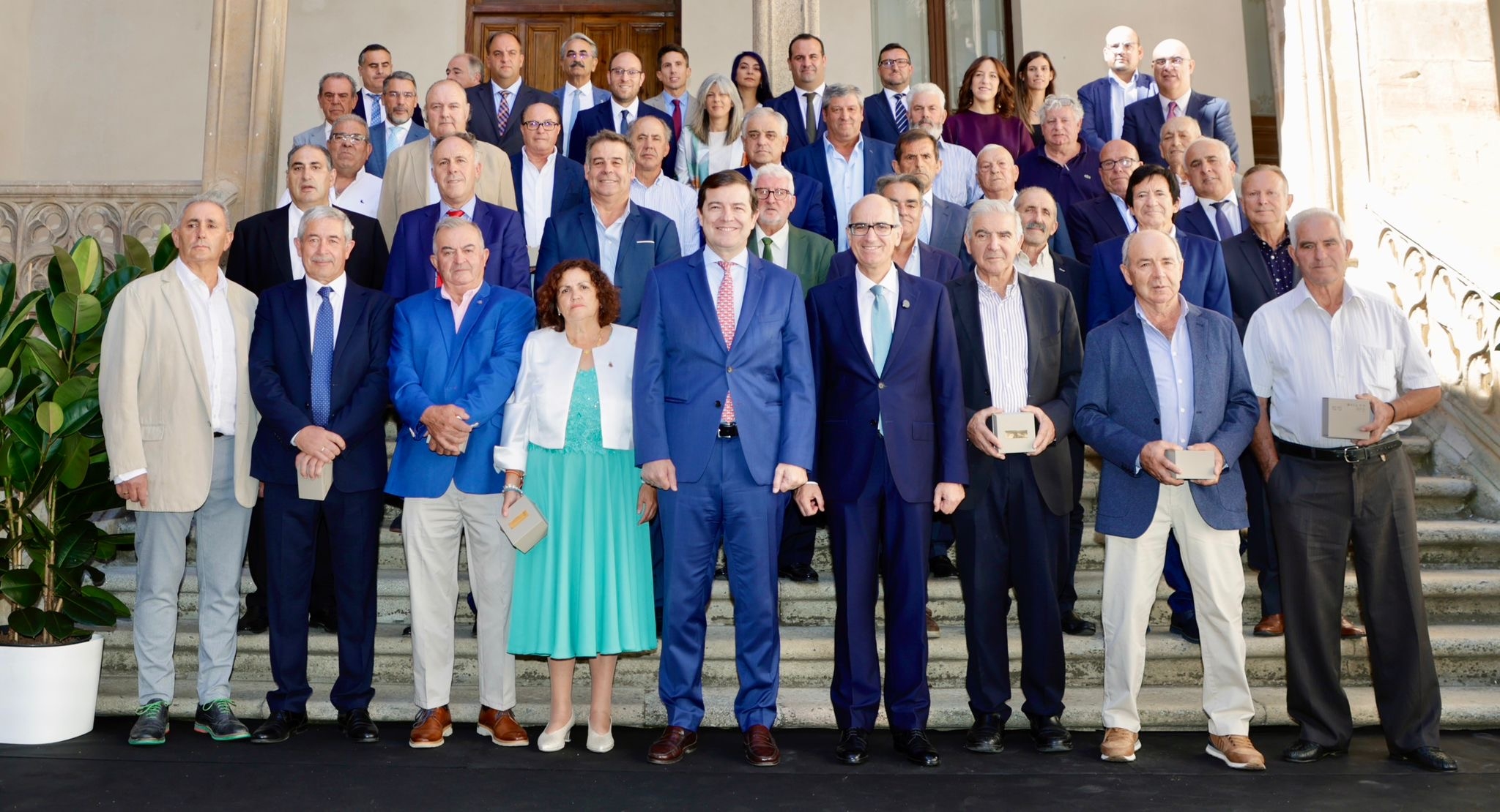 La Diputación homenajea a los alcaldes con 25 años o más de servicio público en el Día de la Provincia