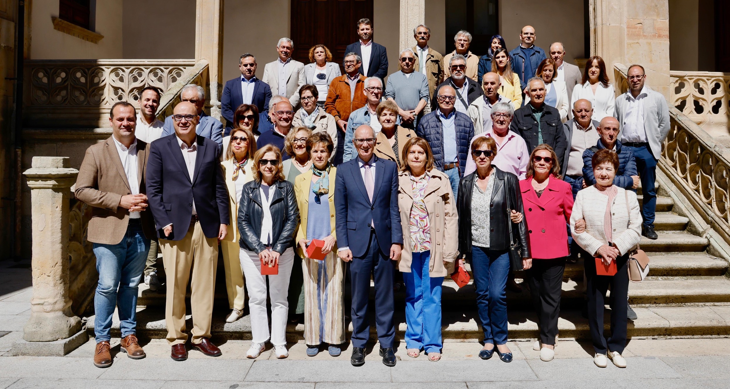 Foto de familia de autoridades y trabajadores jubilados en el año 2024.