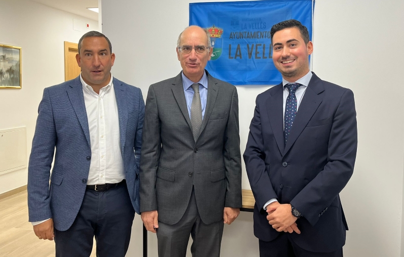 El presidente de la Diputación, Javier Iglesias, el delegado Territorial de la Junta de Castilla y León, Eloy Ruiz, y el alcalde de La Vellés, Javier Marcos.