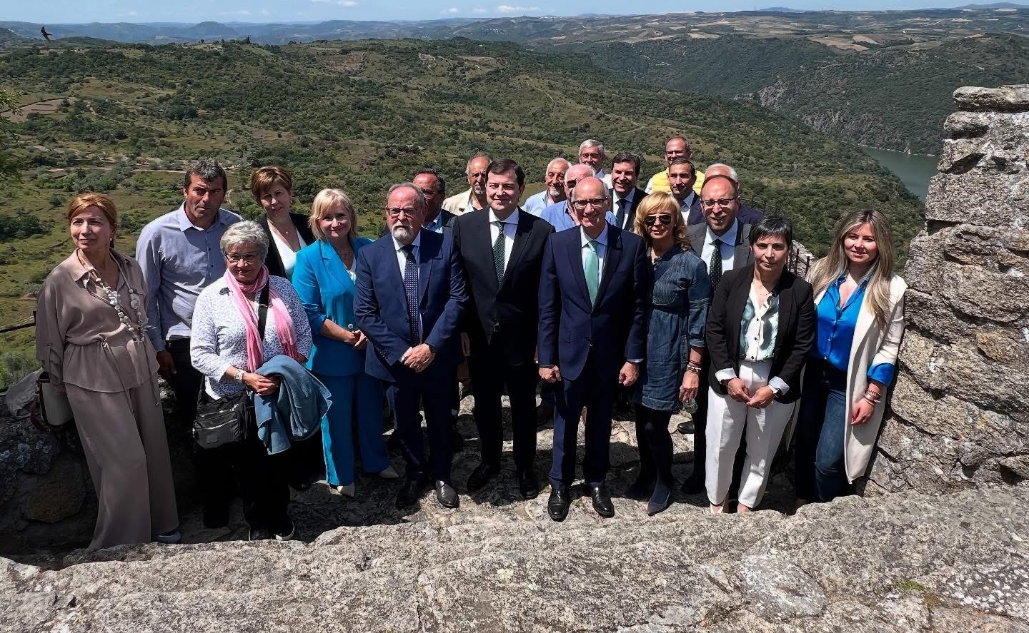 Autoridades en la presentación del Plan Socioeconómico de La Raya