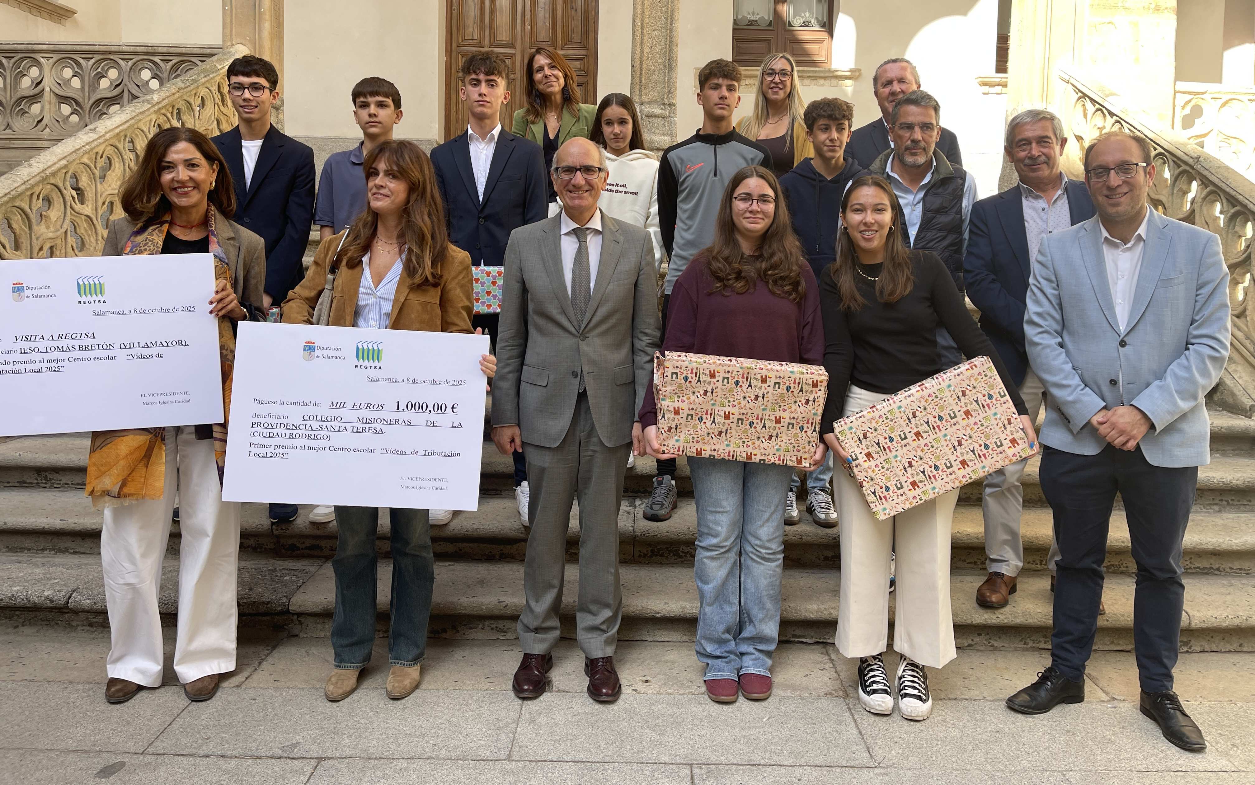 Foto de familia de autoridades y premiados del IX Concurso de Vídeos de REGTSA