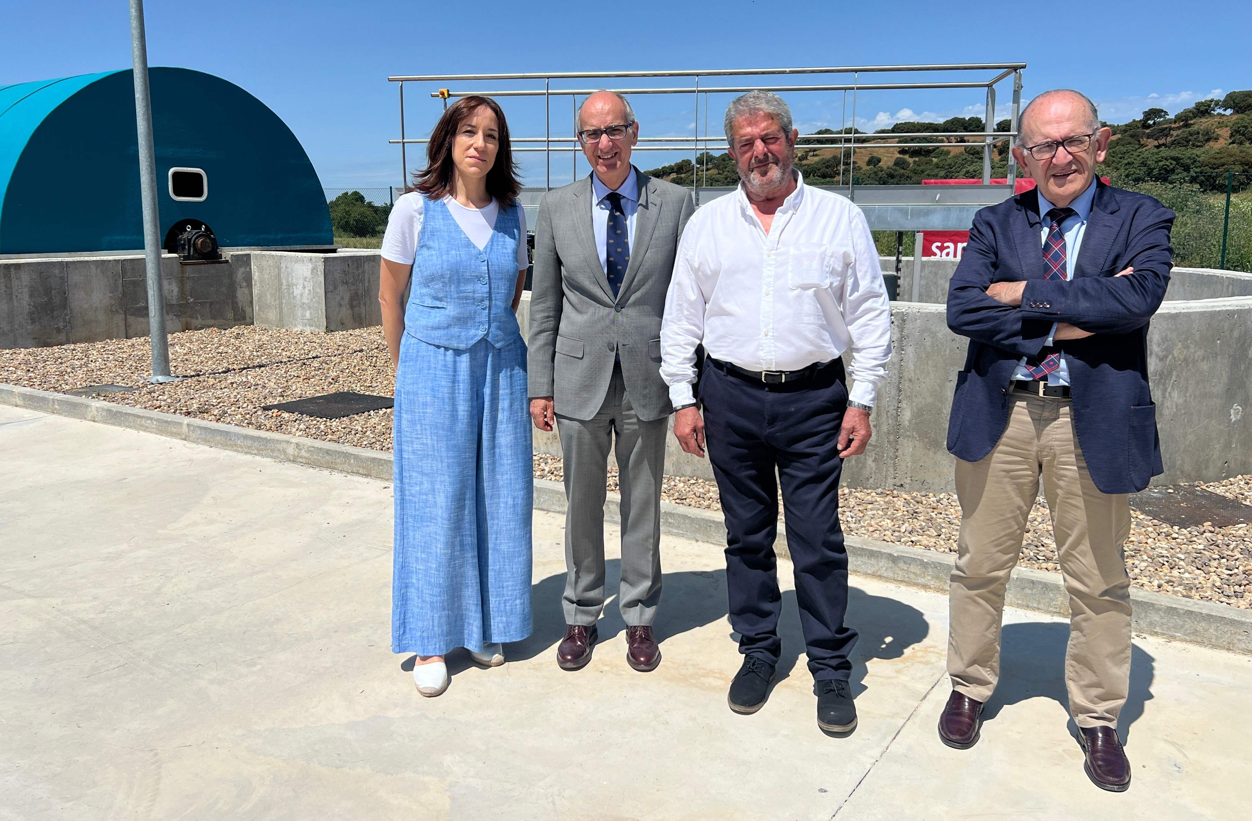 El presidente de la Diputación de Salamanca, Javier Iglesias, la diputada de Medio Ambiente, Pilar Sánchez, el director general de Infraestructuras y Sostenibilidad Ambiental, José Manuel Jiménez y el alcalde del municipio, Ciriaco Tardáguila. El presidente de la Diputación de Salamanca, Javier Iglesias, la diputada de Medio Ambiente, Pilar Sánchez, el director general de Infraestructuras y Sostenibilidad Ambiental, José Manuel Jiménez y el alcalde del municipio, Ciriaco Tardáguila.
